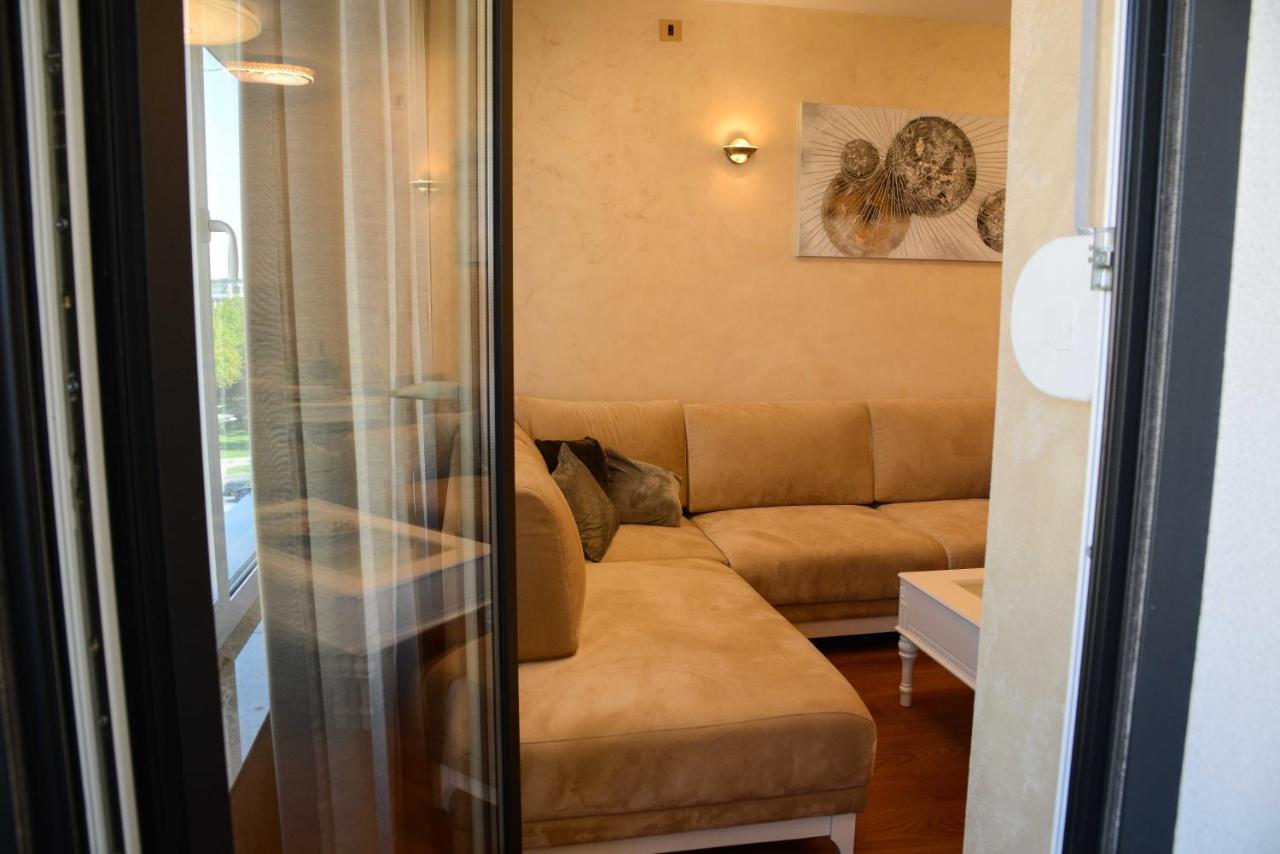 Tesla 70 Apartment With Secure Parking In The Garage Novi Sad Esterno foto