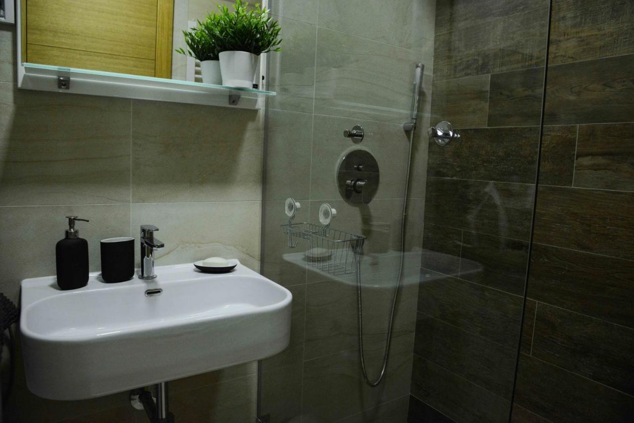 Tesla 70 Apartment With Secure Parking In The Garage Novi Sad Esterno foto