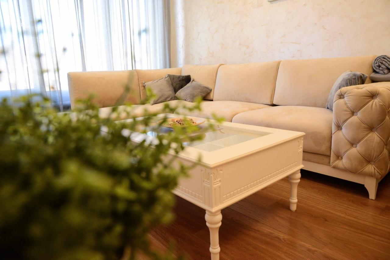Tesla 70 Apartment With Secure Parking In The Garage Novi Sad Esterno foto