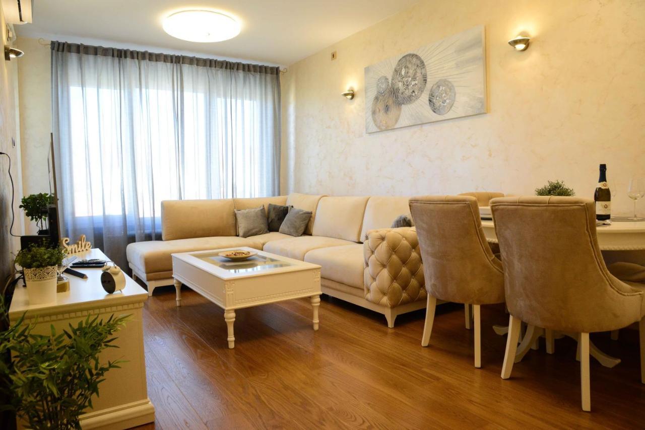 Tesla 70 Apartment With Secure Parking In The Garage Novi Sad Esterno foto