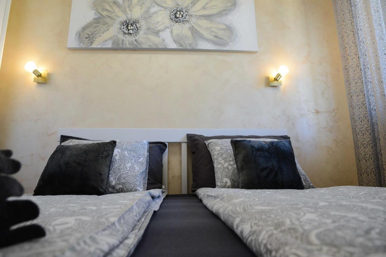 Tesla 70 Apartment With Secure Parking In The Garage Novi Sad Esterno foto