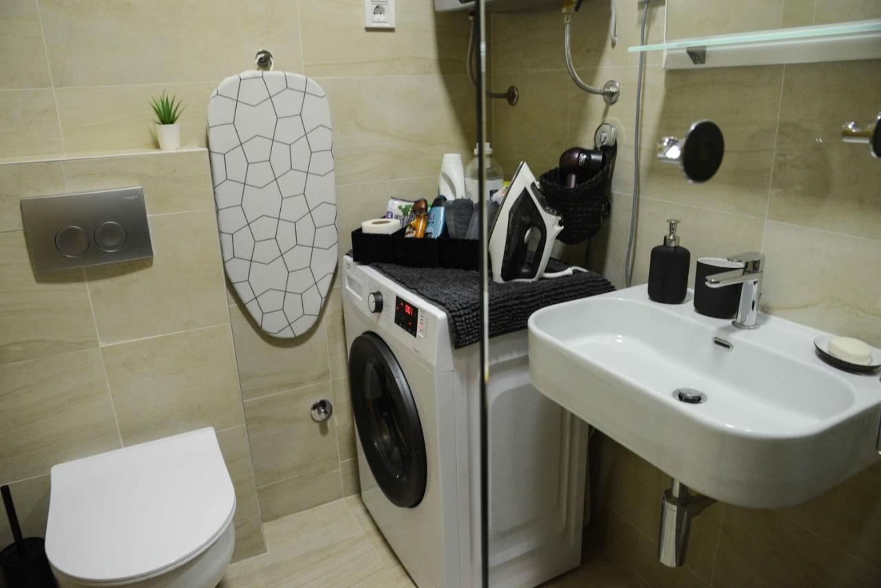 Tesla 70 Apartment With Secure Parking In The Garage Novi Sad Esterno foto