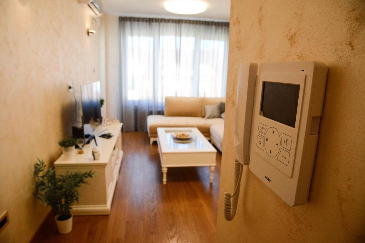 Tesla 70 Apartment With Secure Parking In The Garage Novi Sad Esterno foto